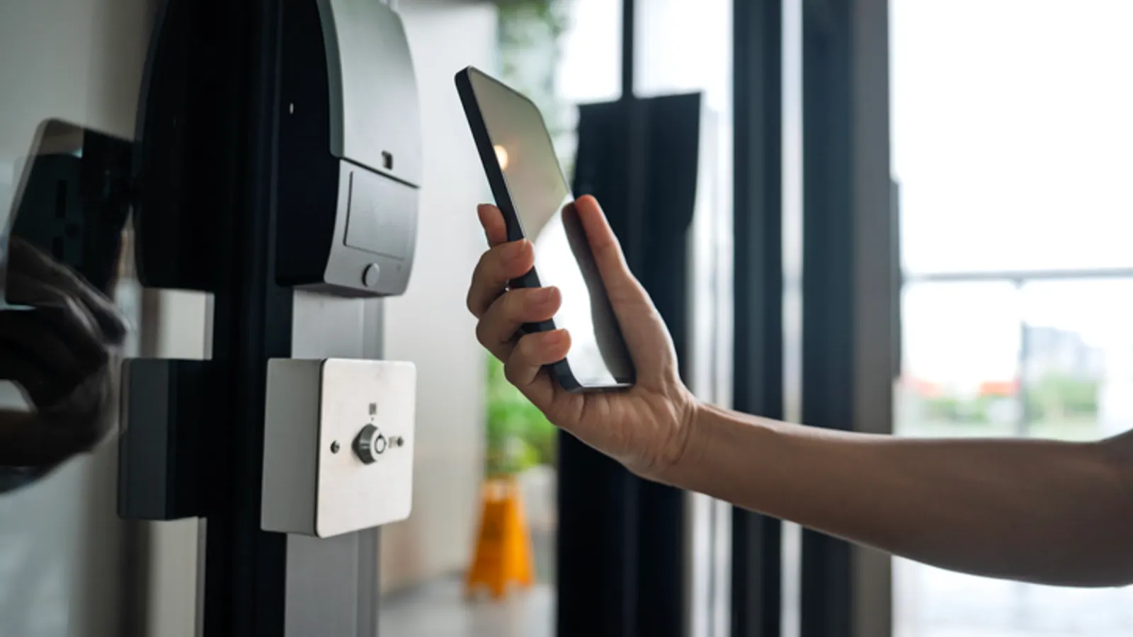 Mobile Zutrittskontrolle braucht einen gemeinsamen Standard — der fehlt und kostet FM Geld