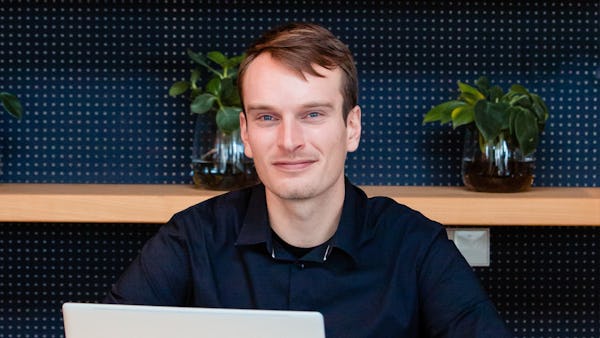 Rising Star: Stef den Boer bringt frische Perspektive in die niederländische FM-Beratung