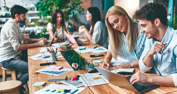 Laute Büros kosten britische Mitarbeitende drei Wochen Produktivität pro Jahr