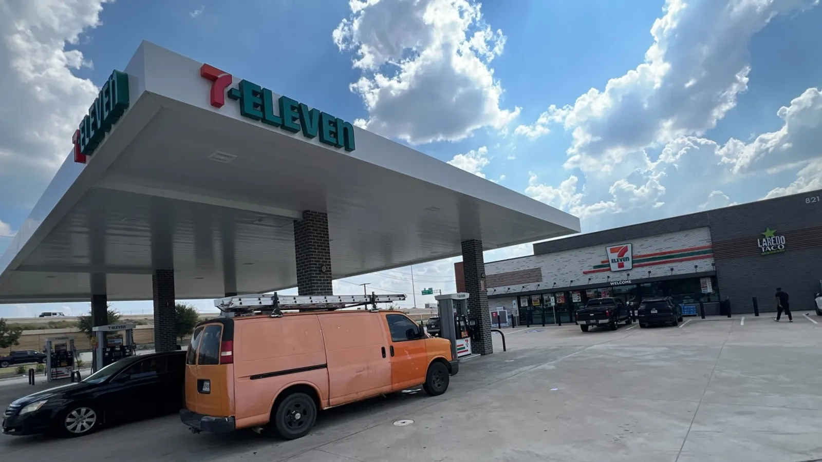 7-Eleven baut 7.000 Filialen um — Großauftrag für Convenience-Retail-FM