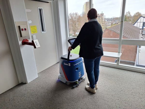 Gom positioniert Reinigungsrobotik als Mitarbeiterunterstützung — nicht als Personalabbau