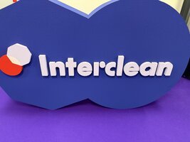 Reinigungsdrohnen live auf der Interclean: KTV zeigt chemiefreie Fassadenreinigung
